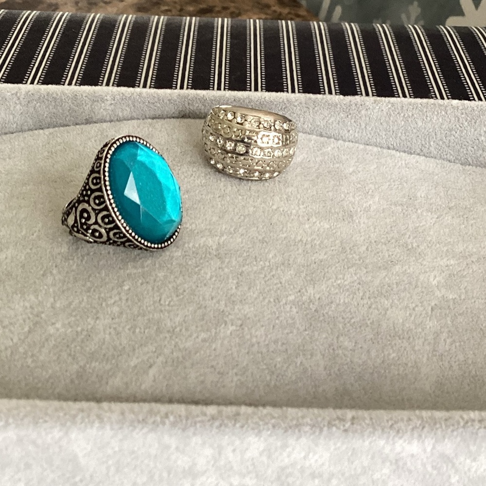 🚨Sale🚨!! 2 Vintage Fashion Rings - Picture 3 of 6